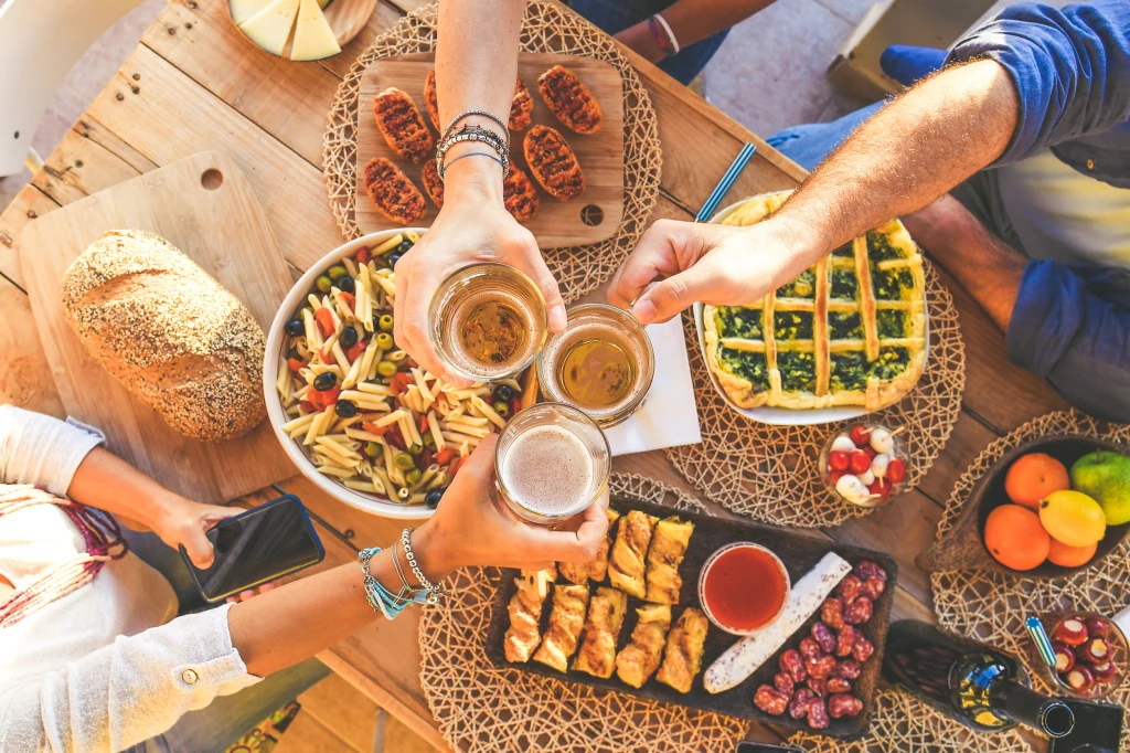 Folgowanie zachciankom, słone i kwaśne jedzenie oraz alkohol dodatkowo pobudzają apetyt