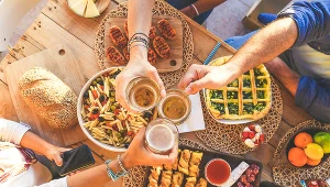 Folgowanie zachciankom, słone i kwaśne jedzenie oraz alkohol to prosta droga do bólu w żołądku i przełyku