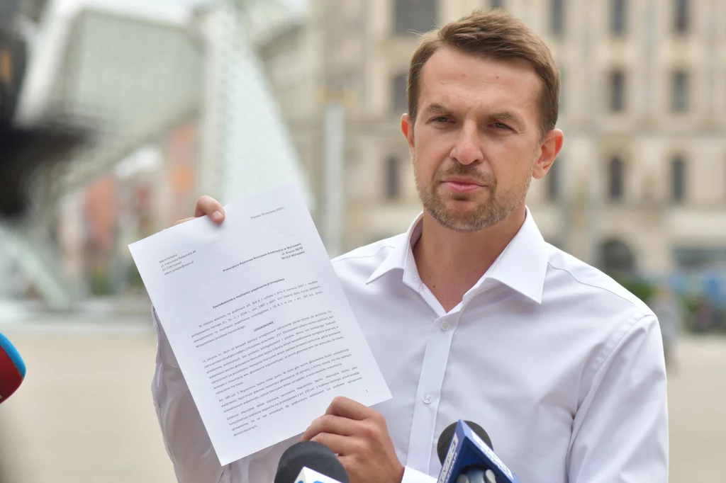 Adam Szłapka złożył zawiadomienie do prokuratury na Jarosława Kaczńskiego Adam Szłapka złożył zawiadomienie do prokuratury na Jarosława Kaczńskiego