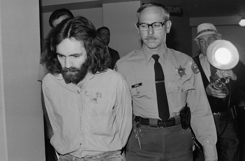 Fenomenem Mansona jest psychologiczna zagadka: jak to możliwe, że ten niepozorny hipis, drobny rzezimieszek, tak podporządkował sobie sporą grupę ludzi
