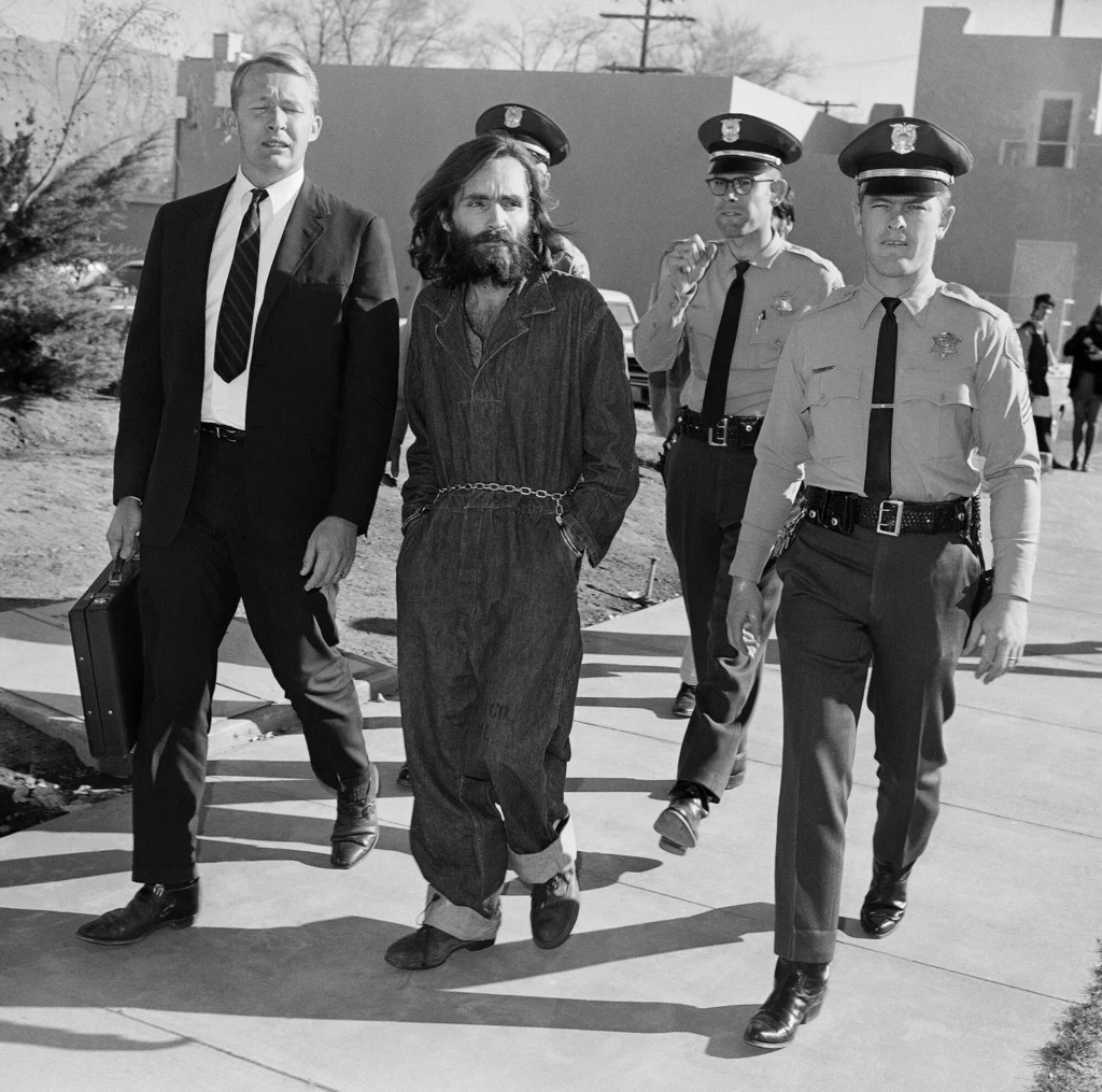 Charles Manson był drobnej budowy mężczyzną, nie wyróżniał się z tłumu