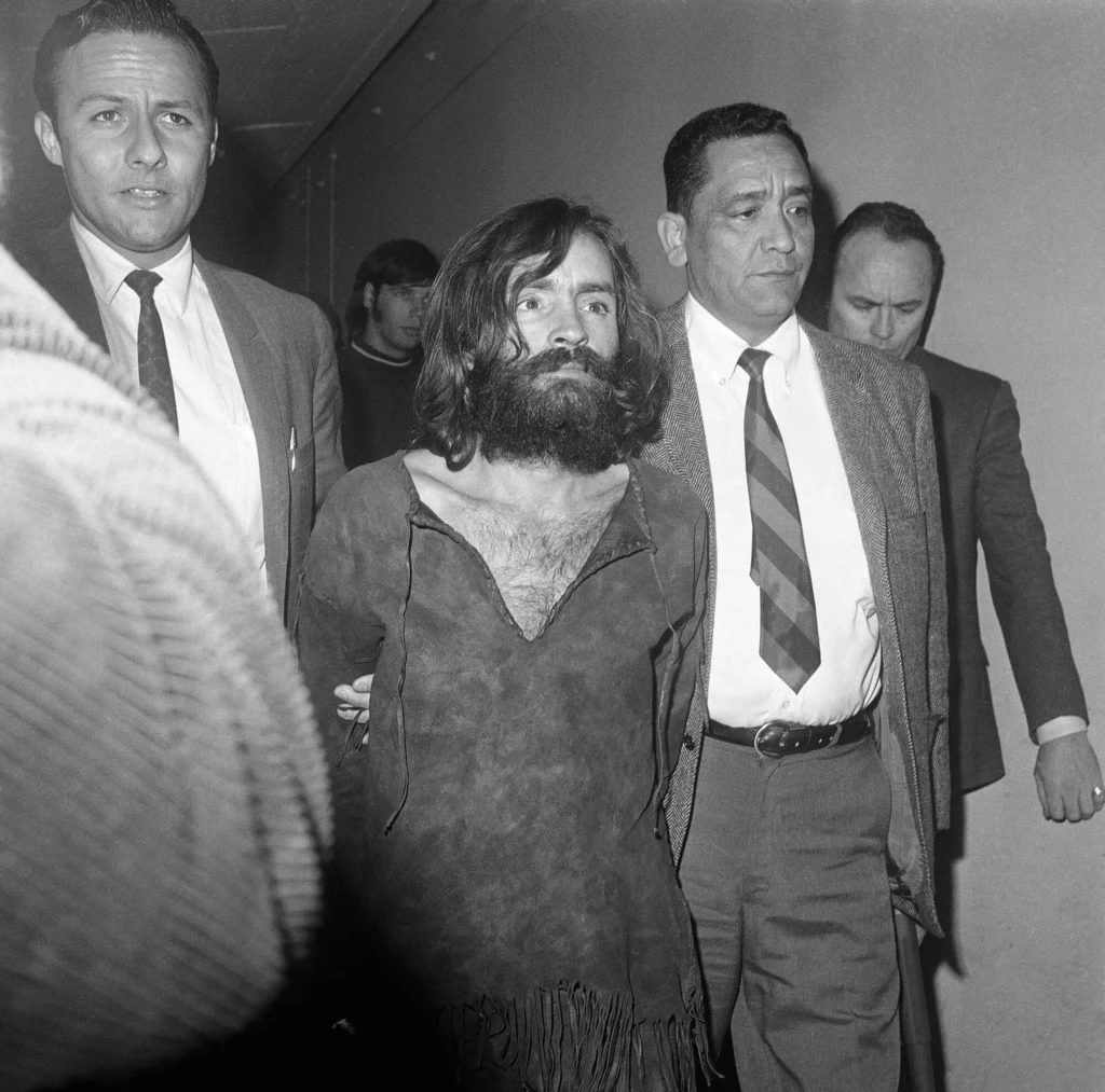 Rodzina przemieniała młode kobiety w bezwzględne morderczynie - wszystko za sprawą Mansona