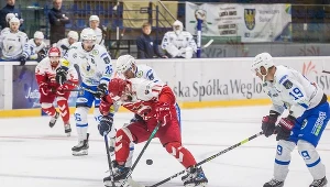 Maciej Urbanowicz walczy o krążek z obrońcami Unii 