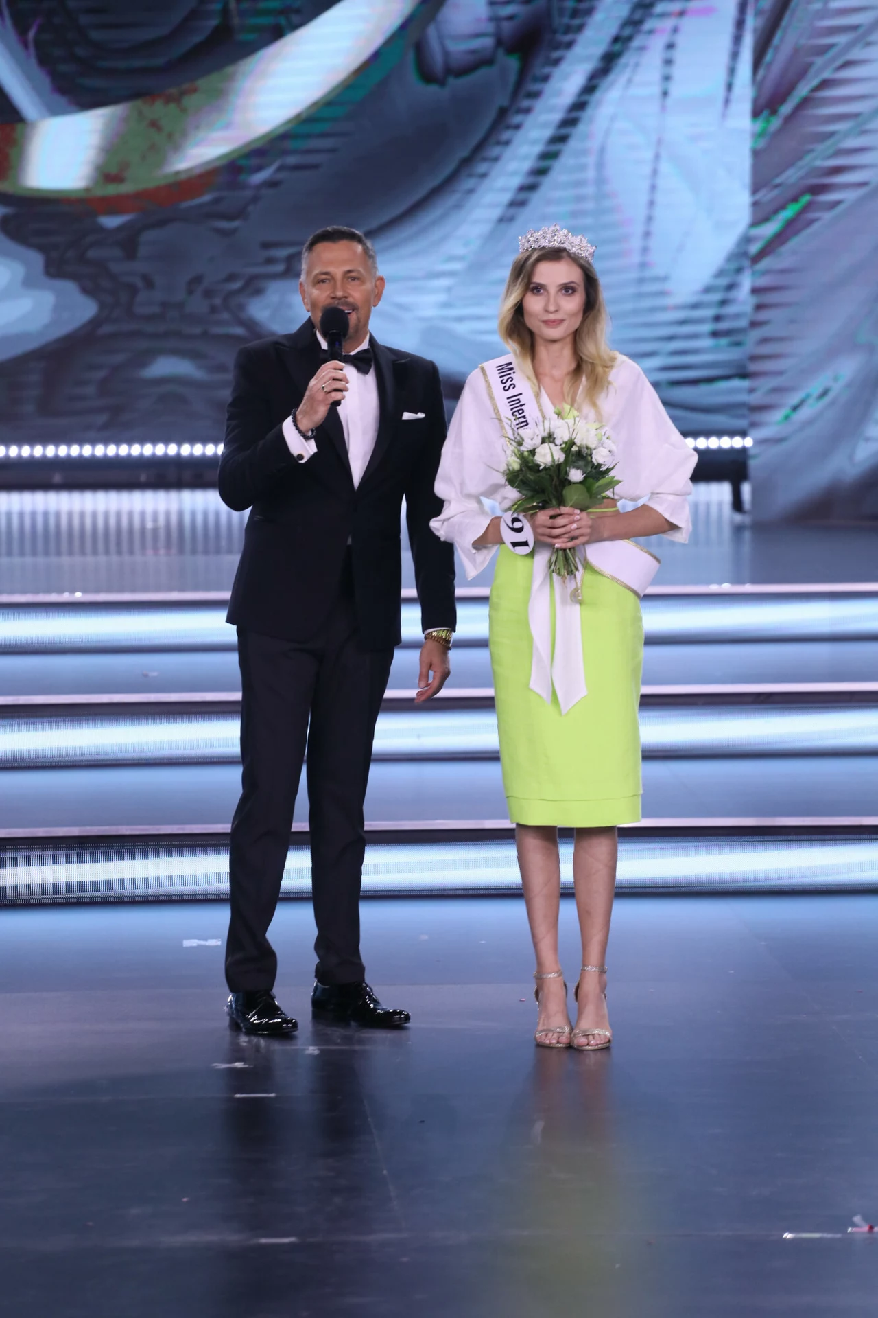 Krzysztof Ibisz gratulujący Sabrinie Olkowicz, która zdobyła tytuł Miss Internetu