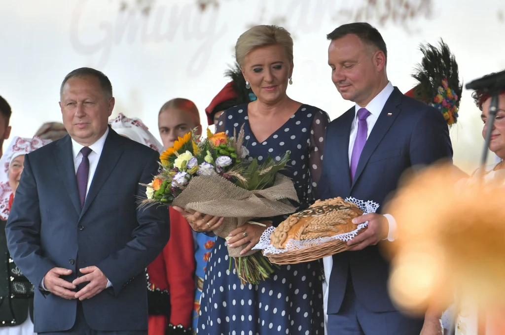 Prezydent Andrzej Duda i jego żona Agata Kornhauser-Duda na dożynkach w Zbylitowskiej Górze koło Tarnowa Prezydent Andrzej Duda i jego żona Agata Kornhauser-Duda na dożynkach w Zbylitowskiej Górze koło Tarnowa