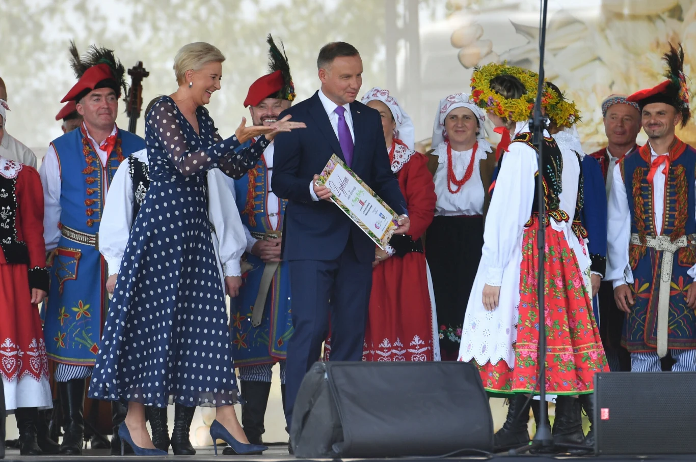 Prezydent Andrzej Duda i jego żona Agata Kornhauser-Duda na dożynkach w Zbylitowskiej Górze koło Tarnowa Prezydent Andrzej Duda i jego żona Agata Kornhauser-Duda na dożynkach w Zbylitowskiej Górze koło Tarnowa
