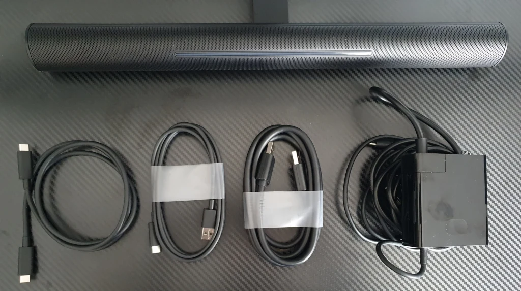 W środku znalazły się dwie części główne - monitor + podstawa oraz dodatkowe opakowanie, w którym umiejscowiono kompaktowy zasilacz USB-C (135 W) oraz łącza z następującymi końcówkami: 1x USB-C - USB-C, 1x USB-C - USB-A, przewód DisplayPort 1.4 i instrukcje. W środku znalazły się dwie części główne - monitor + podstawa oraz dodatkowe opakowanie, w którym umiejscowiono kompaktowy zasilacz USB-C (135 W) oraz łącza z następującymi końcówkami: 1x USB-C - USB-C, 1x USB-C - USB-A, przewód DisplayPort 1.4 i instrukcje.