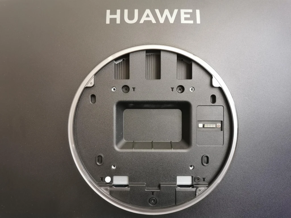 Tę ostatnią można sobie darować, przynajmniej w kwestii montażu urządzenia. Specjalistom z Huawei udało się maksymalnie ułatwić zadanie przyszłym użytkownikom - jak wspominaliśmy wyżej - zestaw składa się z dwóch elementów - solidnego stojaka wyposażonego w głośniki oraz wyświetlacza, które bardzo łatwo połączyć w całość, umiejscawiając okrągłe zakończenie w zagłębieniu obudowy monitora. Tę ostatnią można sobie darować, przynajmniej w kwestii montażu urządzenia. Specjalistom z Huawei udało się maksymalnie ułatwić zadanie przyszłym użytkownikom - jak wspominaliśmy wyżej - zestaw składa się z dwóch elementów - solidnego stojaka wyposażonego w głośniki oraz wyświetlacza, które bardzo łatwo połączyć w całość, umiejscawiając okrągłe zakończenie w zagłębieniu obudowy monitora.