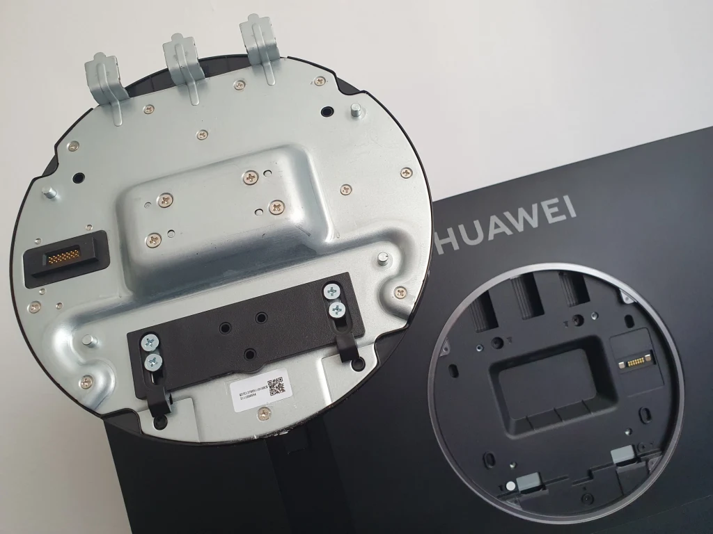 Po usłyszeniu charakterystycznego dźwięku zatrzaśnięcia można swobodnie zacząć regulować wysokość i kąt ekranu do własnych potrzeb. Ustawienie nie wymaga wiele wysiłku, mechanizm działa bardzo płynnie, w zasadzie można kierować nim przy użyciu jednej dłoni. Zakres kątów nachylenia wynosi -5 do 20 stopni, a odstęp między najwyższym i najniższym punktem położenia 110 mm - pozwala to dopasować położenie do własnych potrzeb, aby zapewnić właściwą pozycję - nieprawidłowo ustawiony ekran może odbić się na problemach ze wzrokiem czy szyjnym odcinkiem kręgosłupa. Po usłyszeniu charakterystycznego dźwięku zatrzaśnięcia można swobodnie zacząć regulować wysokość i kąt ekranu do własnych potrzeb. Ustawienie nie wymaga wiele wysiłku, mechanizm działa bardzo płynnie, w zasadzie można kierować nim przy użyciu jednej dłoni. Zakres kątów nachylenia wynosi -5 do 20 stopni, a odstęp między najwyższym i najniższym punktem położenia 110 mm - pozwala to dopasować położenie do własnych potrzeb, aby zapewnić właściwą pozycję - nieprawidłowo ustawiony ekran może odbić się na problemach ze wzrokiem czy szyjnym odcinkiem kręgosłupa.