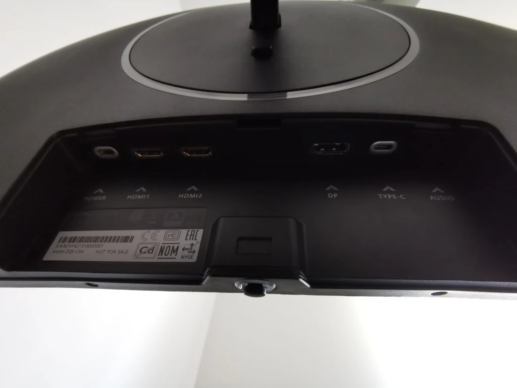 W celu podłączenia monitora do sieci i sparowania z urządzeniem generującym obraz, należy usunąć plastikową zaślepkę na magnes, chroniącą dostęp do gniazd zlokalizowanych z tyłu, w dolnej partii obudowy. Panel MateView GT wyposażony został w następujące porty: 2x HDMI 2.0, 2x USB-C (jedno gniazdo służy do zasilania), 1x DisplayPort 1.4 oraz 1x 3,5 mm jack na słuchawki. W celu podłączenia monitora do sieci i sparowania z urządzeniem generującym obraz, należy usunąć plastikową zaślepkę na magnes, chroniącą dostęp do gniazd zlokalizowanych z tyłu, w dolnej partii obudowy. Panel MateView GT wyposażony został w następujące porty: 2x HDMI 2.0, 2x USB-C (jedno gniazdo służy do zasilania), 1x DisplayPort 1.4 oraz 1x 3,5 mm jack na słuchawki.