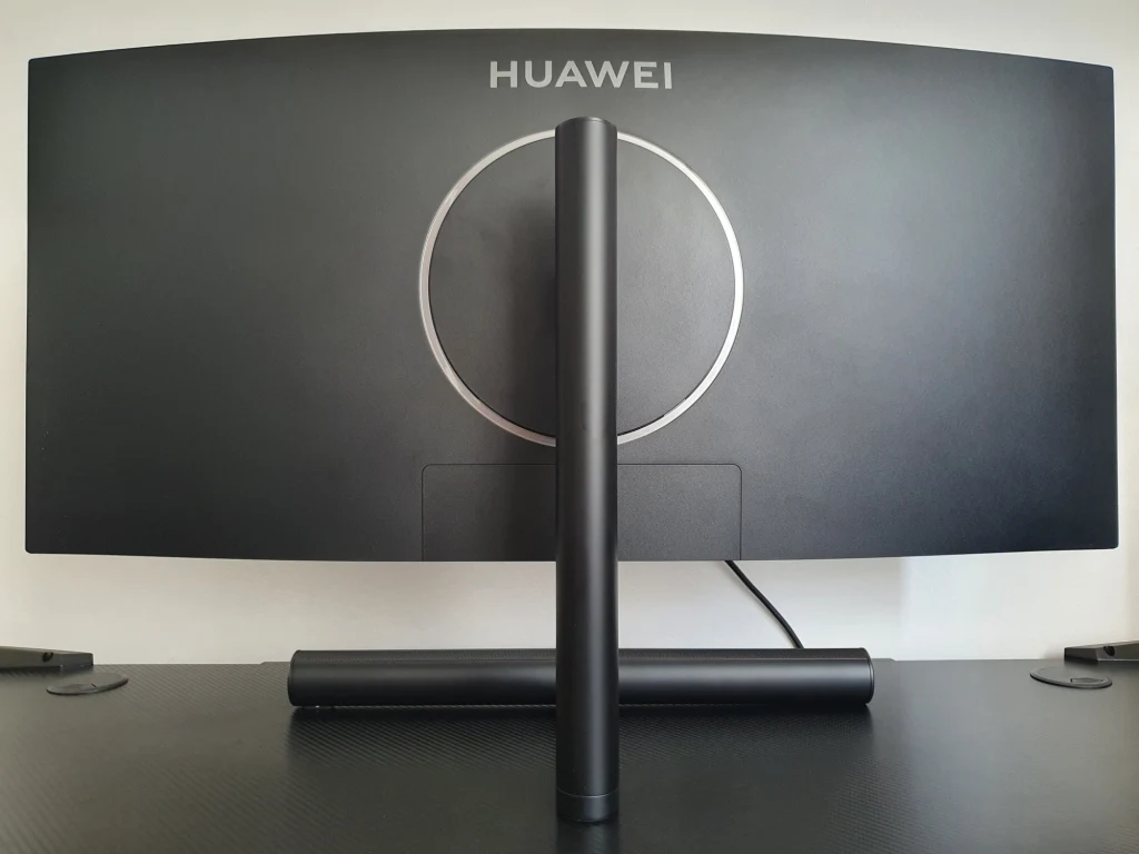 Twórcy zrobili doskonałą robotę w temacie designu. Nie zasugerowali się typowym dla gamingowego sprzętu przekombinowanym wyglądem jak z horroru science-fiction klasy B. Minimalistyczny, ale stylowy kształt z dobrze ukrytymi wlotami powietrza doskonale dopasuje się do każdego pomieszczenia, niezależnie od aranżacji. Do produkcji wykorzystano standardowe materiały aluminium i dobrej jakości tworzywa sztuczne (przeważnie matowy plastik). Twórcy zrobili doskonałą robotę w temacie designu. Nie zasugerowali się typowym dla gamingowego sprzętu przekombinowanym wyglądem jak z horroru science-fiction klasy B. Minimalistyczny, ale stylowy kształt z dobrze ukrytymi wlotami powietrza doskonale dopasuje się do każdego pomieszczenia, niezależnie od aranżacji. Do produkcji wykorzystano standardowe materiały aluminium i dobrej jakości tworzywa sztuczne (przeważnie matowy plastik).