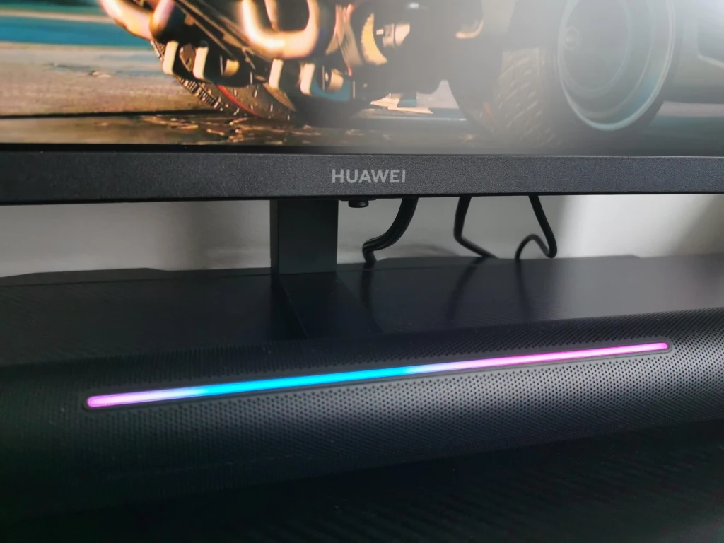 Monitory wyposażone w głośniki nie są rzadkością - szczególnie te budowane z myślą o graczach. Rzadkością są monitory z głośnikami, które nadają się do ich używania. MateView GT należy do tej nielicznej grupy producentów, którym zadanie to się udało. Wyświetlacz Huaweia wyposażony został w podwójny głośnik (o mocy 2 x 5W), przypominający soundbar w kształcie walca z perforowanego aluminium w kolorze czarnym, który został sprytnie schowany poprzez zintegrowanie go z podstawą stojaka. Monitory wyposażone w głośniki nie są rzadkością - szczególnie te budowane z myślą o graczach. Rzadkością są monitory z głośnikami, które nadają się do ich używania. MateView GT należy do tej nielicznej grupy producentów, którym zadanie to się udało. Wyświetlacz Huaweia wyposażony został w podwójny głośnik (o mocy 2 x 5W), przypominający soundbar w kształcie walca z perforowanego aluminium w kolorze czarnym, który został sprytnie schowany poprzez zintegrowanie go z podstawą stojaka.