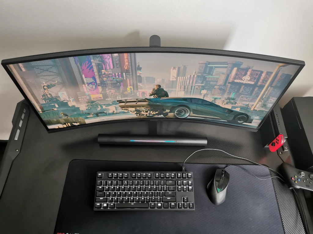 Autorzy MateView GT postawili na matrycę w technologii LCD VA o poziomie zakrzywienia 1500R, częstotliwości 165Hz oraz czasie reakcji 4ms, dodatkowo wspierane przez funkcję Overdrive (cztery poziomy do wyboru), co pozwala zachować płynność animacji na wystarczającym poziomie i w pewnym stopniu wyeliminować efekt rozmycia na statycznych obiektach podczas poruszania się w trakcie sesji w grze. Autorzy MateView GT postawili na matrycę w technologii LCD VA o poziomie zakrzywienia 1500R, częstotliwości 165Hz oraz czasie reakcji 4ms, dodatkowo wspierane przez funkcję Overdrive (cztery poziomy do wyboru), co pozwala zachować płynność animacji na wystarczającym poziomie i w pewnym stopniu wyeliminować efekt rozmycia na statycznych obiektach podczas poruszania się w trakcie sesji w grze.