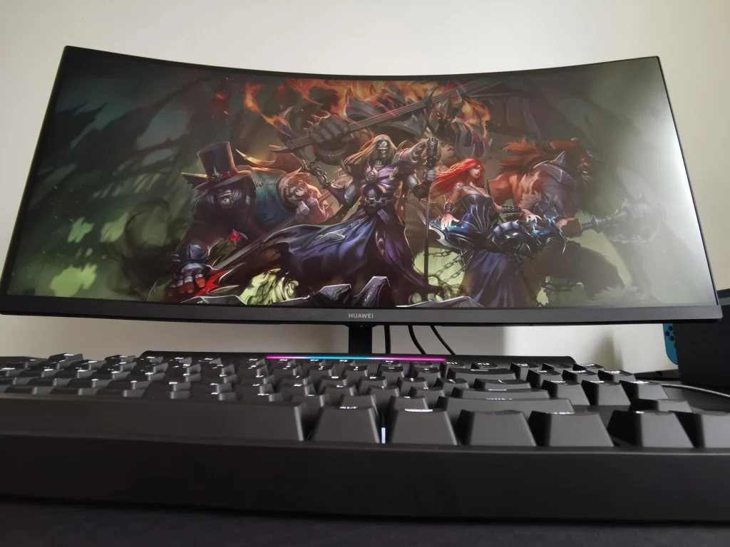 Ponadto monitor Huaweia wspiera technologię HDR10, a także jest kompatybilny z AMD FreeSync Premium, dodatkowy oręż do walki ze zjawiskami rozrywania i zacinania ekranu (pod warunkiem posiadania odpowiedniej specyfikacji PC). Statyczny kontrast na poziomie 4000:1 i jasność, która osiąga ponad 350 nitów pozwalają na wygodną prace niezależnie od odświetlenia zewnętrznego, oczy nie męczą się, nawet pomimo dłuższej pracy. Ponadto monitor Huaweia wspiera technologię HDR10, a także jest kompatybilny z AMD FreeSync Premium, dodatkowy oręż do walki ze zjawiskami rozrywania i zacinania ekranu (pod warunkiem posiadania odpowiedniej specyfikacji PC). Statyczny kontrast na poziomie 4000:1 i jasność, która osiąga ponad 350 nitów pozwalają na wygodną prace niezależnie od odświetlenia zewnętrznego, oczy nie męczą się, nawet pomimo dłuższej pracy.