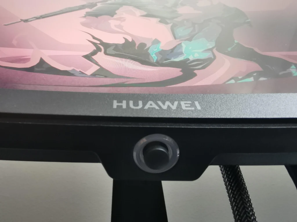 Wszystkimi opcjami monitora zarządza się za pomocą menu, do którego dostęp daje jeden mały przycisk zlokalizowany pod spodem dolnej ramki monitora. Takie rozmieszczenie nie psuje estetyki wyglądu sprzętu, a ponadto daje się znacznie wygodniej obsługiwać niż standardowe fizyczne przyciski. Wszystkimi opcjami monitora zarządza się za pomocą menu, do którego dostęp daje jeden mały przycisk zlokalizowany pod spodem dolnej ramki monitora. Takie rozmieszczenie nie psuje estetyki wyglądu sprzętu, a ponadto daje się znacznie wygodniej obsługiwać niż standardowe fizyczne przyciski.