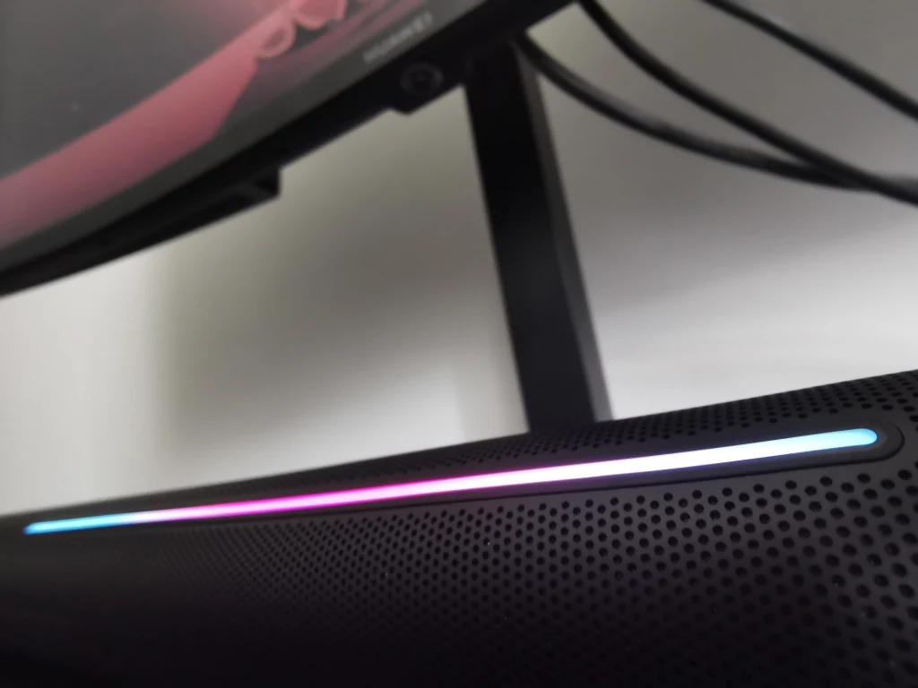 Do zarządzania głośnością oddany został dedykowany panel dotykowy z paskiem LED-owym zlokalizowany na froncie obudowy głośnika. Przesuwając palcem w lewo zmniejszamy natężenie dźwięku, a w prawo zwiększamy. Z kolei podwójne naciśnięcie spowoduje całkowite wyciszenie lub aktywacje dźwięku. Poza regulacją intensywności dźwięku panel spełnia rolę dodatkowego oświetlenia RGB, którego efekty można modyfikować wedle życzenia z poziomu menu ekranu. Do wyboru są takie sceny jak m.in. pojedyncze lub wielokolorowe fale, strumień, czy pulsowanie. Do zarządzania głośnością oddany został dedykowany panel dotykowy z paskiem LED-owym zlokalizowany na froncie obudowy głośnika. Przesuwając palcem w lewo zmniejszamy natężenie dźwięku, a w prawo zwiększamy. Z kolei podwójne naciśnięcie spowoduje całkowite wyciszenie lub aktywacje dźwięku. Poza regulacją intensywności dźwięku panel spełnia rolę dodatkowego oświetlenia RGB, którego efekty można modyfikować wedle życzenia z poziomu menu ekranu. Do wyboru są takie sceny jak m.in. pojedyncze lub wielokolorowe fale, strumień, czy pulsowanie.