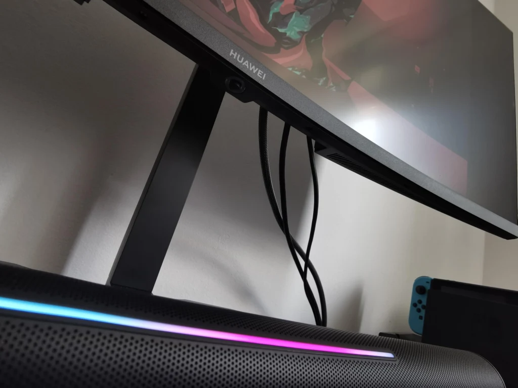 Dzięki takiemu umiejscowieniu generowany dźwięk prawidłowo roznosi się po pomieszczeniu. Jakość z jest więcej niż dobra, wyraźnie słychać przyjemny efekt stereo. Moc wystarcza, by swobodnie oglądać film z oddalonego fotela. Sprawdzi się także w przypadku słuchania muzyki, podczas grania, czy pracy, np. podczas wideokonferencji, którą można przeprowadzić bez potrzeby podłączania headsetu, bowiem MateView GT posiada dwa wbudowane mikrofony, które wychwytują dźwięk do 4 metrów, wyposażone są dodatkowe w systemy redukcji hałasu i pogłosu. Dzięki takiemu umiejscowieniu generowany dźwięk prawidłowo roznosi się po pomieszczeniu. Jakość z jest więcej niż dobra, wyraźnie słychać przyjemny efekt stereo. Moc wystarcza, by swobodnie oglądać film z oddalonego fotela. Sprawdzi się także w przypadku słuchania muzyki, podczas grania, czy pracy, np. podczas wideokonferencji, którą można przeprowadzić bez potrzeby podłączania headsetu, bowiem MateView GT posiada dwa wbudowane mikrofony, które wychwytują dźwięk do 4 metrów, wyposażone są dodatkowe w systemy redukcji hałasu i pogłosu.