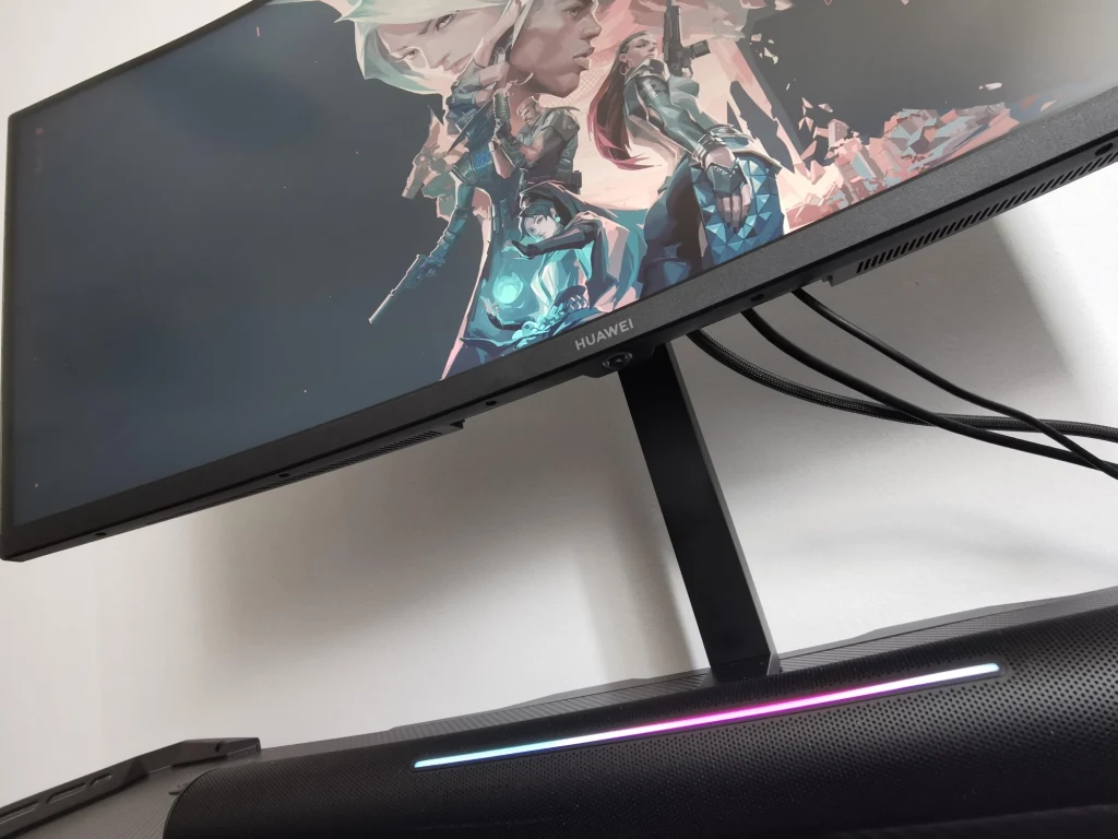 Wyświetlacz Huaweia wykończono supercienkimi ramkami. Jednak po uruchomieniu ulegają one rozszerzeniu o dodatkową wygaszoną część, która łącznie z fizycznymi odpowiednikami liczy prawie 1 cm szerokości - poza dolną oprawą, która jest wyraźnie grubsza sama w sobie ze względu na umiejscowione na jej froncie logo marki oraz czterokierunkowy kontroler do obsługi menu w kształcie gałki joysticka z podświetlanym obwodem, który informują o aktualnym trybie urządzenia. Wyświetlacz Huaweia wykończono supercienkimi ramkami. Jednak po uruchomieniu ulegają one rozszerzeniu o dodatkową wygaszoną część, która łącznie z fizycznymi odpowiednikami liczy prawie 1 cm szerokości - poza dolną oprawą, która jest wyraźnie grubsza sama w sobie ze względu na umiejscowione na jej froncie logo marki oraz czterokierunkowy kontroler do obsługi menu w kształcie gałki joysticka z podświetlanym obwodem, który informują o aktualnym trybie urządzenia.