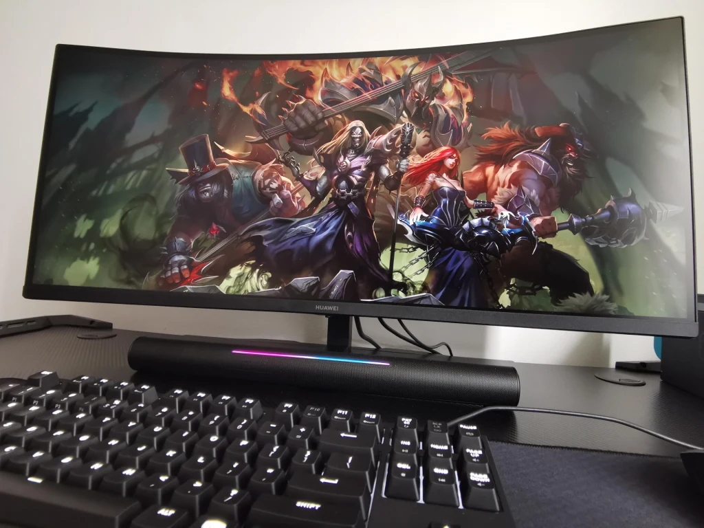 W szczególności biorąc pod uwagę przedsprzedażową ofertę, w jakiej znajduje się aktualnie (w momencie publikacji) ten sprzęt. Do 22 sierpnia 2021 roku MateView GT można kupić za 1 999 zł (obniżka o 400 zł w stosunku do regularnej ceny) wraz ze smartwatchem Huawei Watch GT2 Pro w prezencie, którego wartość wynosi około 1 200 zł. W szczególności biorąc pod uwagę przedsprzedażową ofertę, w jakiej znajduje się aktualnie (w momencie publikacji) ten sprzęt. Do 22 sierpnia 2021 roku MateView GT można kupić za 1 999 zł (obniżka o 400 zł w stosunku do regularnej ceny) wraz ze smartwatchem Huawei Watch GT2 Pro w prezencie, którego wartość wynosi około 1 200 zł.