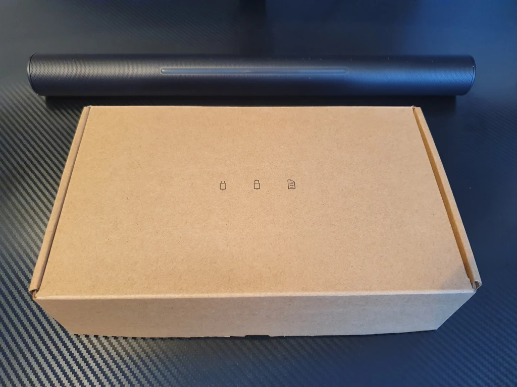 Huawei MateView GT to kolokwialnie pisząc - kawał monitora! Całość (razem z podstawą) waży prawie 10 kilogramów i zapakowane zostało w sporych rozmiarów kartonowe pudełko, wypełnione styropianowymi profilami. Huawei MateView GT to kolokwialnie pisząc - kawał monitora! Całość (razem z podstawą) waży prawie 10 kilogramów i zapakowane zostało w sporych rozmiarów kartonowe pudełko, wypełnione styropianowymi profilami.