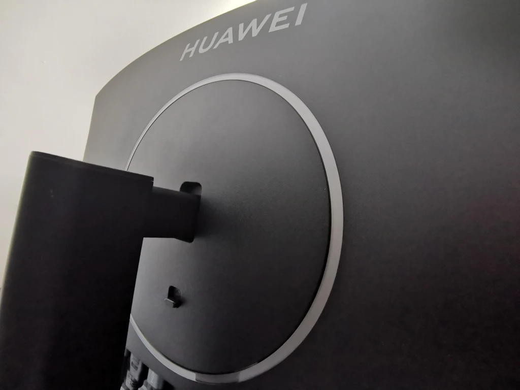 Pomimo swoich gabarytów - zakrzywiony ekran o przekątnej 34 cale umiejscowiony na solidnym stojaku w kształcie litery "T" z soundbarem u podstawy - MateView GT wcale nie zajmuje wiele przestrzeni na biurku, ale w razie potrzeby można zainstalować go na ścianie za pomocą uchwytu VESA 100 x 100 mm. Opis Pomimo swoich gabarytów - zakrzywiony ekran o przekątnej 34 cale umiejscowiony na solidnym stojaku w kształcie litery "T" z soundbarem u podstawy - MateView GT wcale nie zajmuje wiele przestrzeni na biurku, ale w razie potrzeby można zainstalować go na ścianie za pomocą uchwytu VESA 100 x 100 mm. Opis