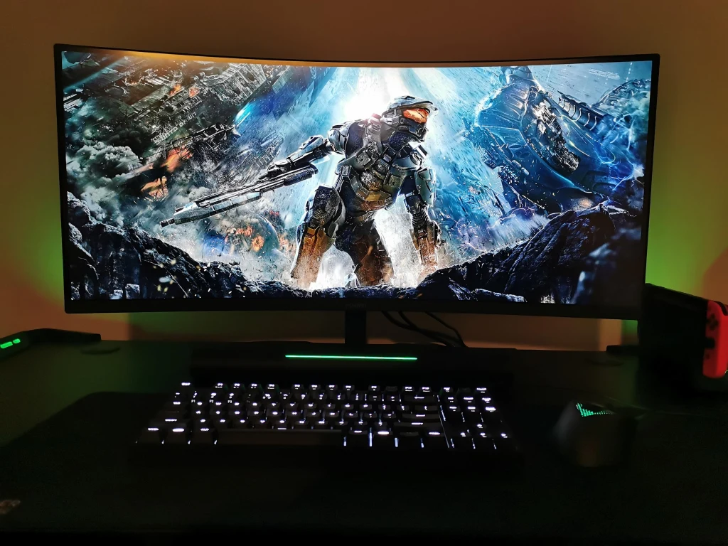 Gamingowy monitor Huaweia pochwalić może się 34-calowym panelem o rozdzielczości 3K (3440 x 1440 pikseli) o kinowych proporcjach 21:9 i zagęszczeniu na poziomie 109 pikseli na cal (ppi). Ultraszeroki obraz powinien zadowolić najbardziej wymagających użytkowników - zarówno szukających rozgrywki, jak i pracy. Z jednej strony zapewnia przewagę podczas rozgrywek sieciowych - znacznie poszerzone pole widzenia, ale poza tym nie jest także bez znaczenia dla efektywności aktywności zawodowej, wprowadzając wielozadaniowość na zupełnie wyższy poziom. Tak rozległa powierzchnia ekranu pozwala na swobodne korzystanie z dwóch okien aplikacji na raz, bez konieczności instalacji dodatkowej monitora. Gamingowy monitor Huaweia pochwalić może się 34-calowym panelem o rozdzielczości 3K (3440 x 1440 pikseli) o kinowych proporcjach 21:9 i zagęszczeniu na poziomie 109 pikseli na cal (ppi). Ultraszeroki obraz powinien zadowolić najbardziej wymagających użytkowników - zarówno szukających rozgrywki, jak i pracy. Z jednej strony zapewnia przewagę podczas rozgrywek sieciowych - znacznie poszerzone pole widzenia, ale poza tym nie jest także bez znaczenia dla efektywności aktywności zawodowej, wprowadzając wielozadaniowość na zupełnie wyższy poziom. Tak rozległa powierzchnia ekranu pozwala na swobodne korzystanie z dwóch okien aplikacji na raz, bez konieczności instalacji dodatkowej monitora.