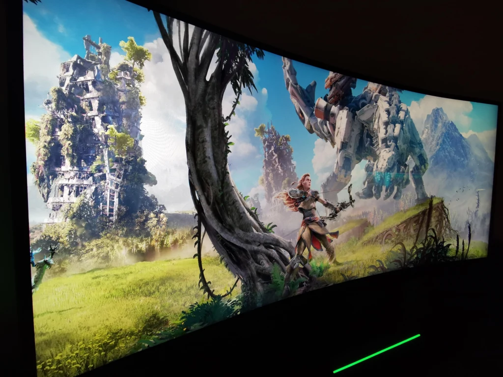 Wielka szkoda, że nowa generacja konsol Sony i Microsoftu nie wspiera ultrapanoramy i po sparowaniu urządzeń po bokach ekranu wyświetlają się pionowe czarne paski. Podobna sytuacja dotyczy platform streamingowych, które jak na razie nie obsługują rozdzielczości 3K. Wielka szkoda, że nowa generacja konsol Sony i Microsoftu nie wspiera ultrapanoramy i po sparowaniu urządzeń po bokach ekranu wyświetlają się pionowe czarne paski. Podobna sytuacja dotyczy platform streamingowych, które jak na razie nie obsługują rozdzielczości 3K.