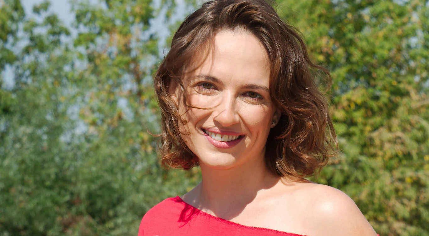 Anna Cieślak pochodzi ze Szczecina, szkołę teatralną skończyła w Krakowie, ale mieszka w Warszawie i tam najczęściej można ją zobaczyć na teatralnej scenie.
"Zawodowo jestem aktorskim dzieckiem szczęścia, ponieważ bardzo wielu ludzi, których spotkałam na swojej drodze, uwierzyło we mnie, a nawet, powiedziałabym, za mnie. Ja sama długo tej wiary w sobie nie miałam. Ale gdy zaczynam być adwokatem postaci, którą kreuję, mam odwagę na dużo więcej. To daje mi wtedy inną siłę" - powiedziała w rozmowie opublikowanej na stronie miastokobiet.pl.