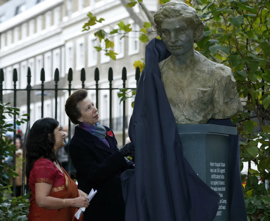 Księżniczka Anna odsłaniała pomnik Noor Inayat Khan w Londynie