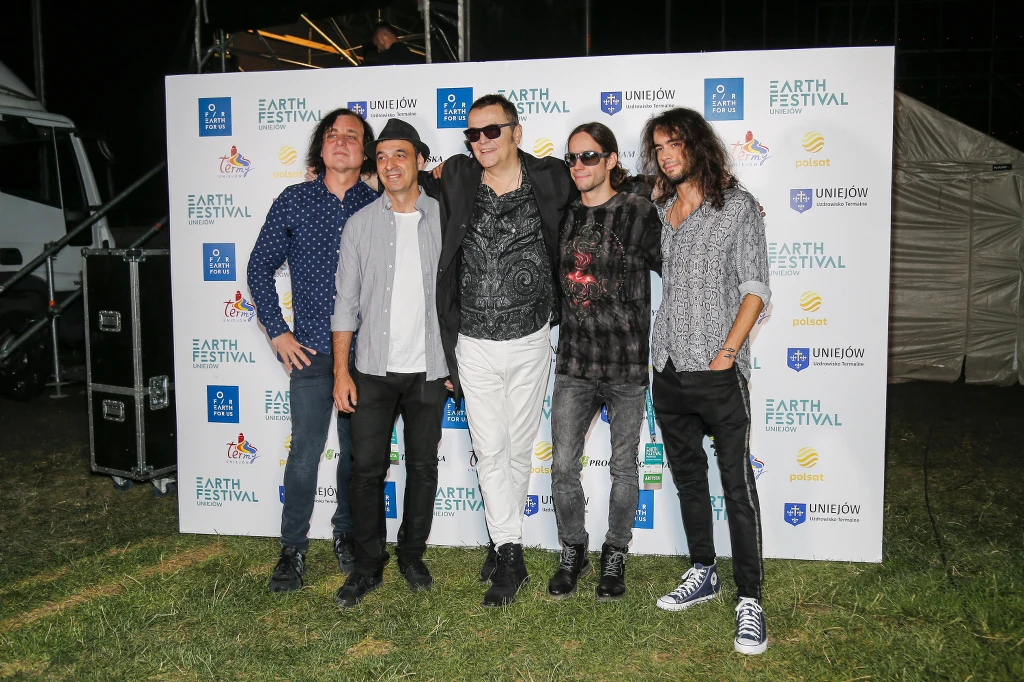 Robert Gawliński i zespół Wilki na Earth Festival 2021 w Uniejowie Robert Gawliński i zespół Wilki na Earth Festival 2021 w Uniejowie