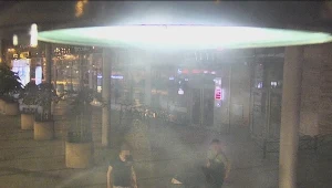 Napad miał miejsce przy wejściu do Galerii Krakowskiej (Źródło: Straż Miejska Miasta Krakowa)