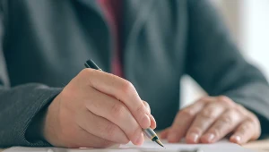 Co raz częściej, zamiast zawieszać jednoosobową dzialałność, Polacy decydują się na przebranżowienie 