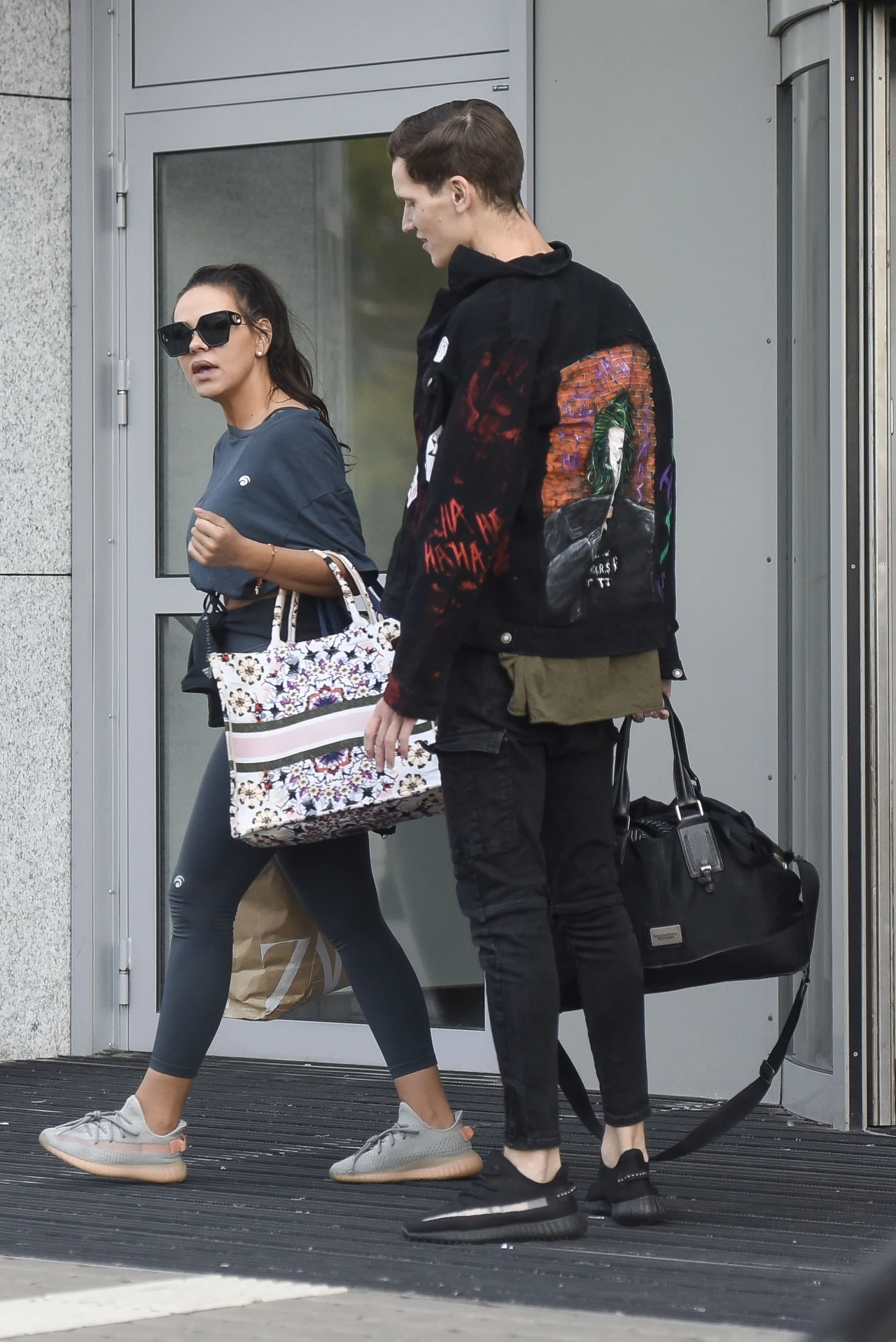 Sylwia w sportowych leginsach udała się w stronę samochodu. 