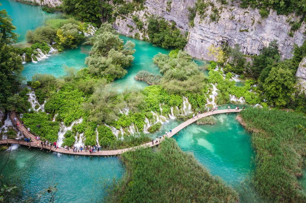 Będąc w Chorwacji, warto wybrać się do Parku Narodowego Jezior Plitwickich