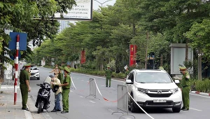 Żołnierze na ulicach sprawdzają dokumenty mieszkańców