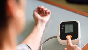 Do objawów niskiego ciśnienia należą bóle i zawroty głowy,  trudności w koncentracji i uczucie chłodnych kończyn