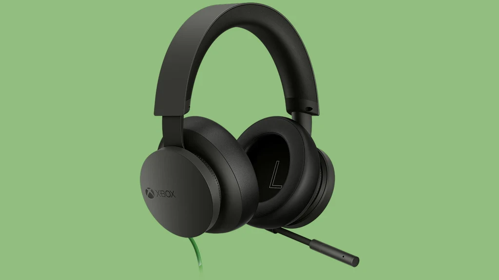 Na pierwszy rzut oka nowe słuchawki wyglądają niemal bliźniaczo podobnie do Wireless Headseta. Sama konstrukcja praktycznie niczym nie odbiega od zestawu udostępnionego na początku 2021 roku - na zdjęciach widać te same masywne nauszniki połączone solidnym, regulowanym pałąkiem - największą różnicą między dwoma zestawami wydaje się być przewód. 