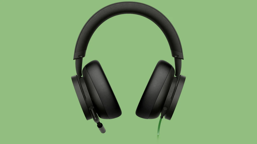 Teraz nadeszła pora, by rozszerzyć wachlarz dostępnych urządzeń audio. Po wprowadzeniu na rynek w pierwszym kwartale 2021 roku, bezprzewodowych słuchawek Xbox Wireless Headset, Gigant z Redmond tym razem oferuje podobne rozwiązanie, ale po kablu. 