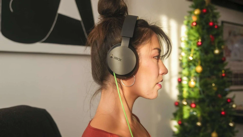 Nowy headset zastąpi poprzednią edycję Microsoft Headset Stereo dedykowaną platformie Xbox One, która nie jest dostępna w oficjalnym sklepie Microsoftu, nabyć ją można jeszcze u niektórych partnerów detalicznych w cenie ok. 199 zł. 