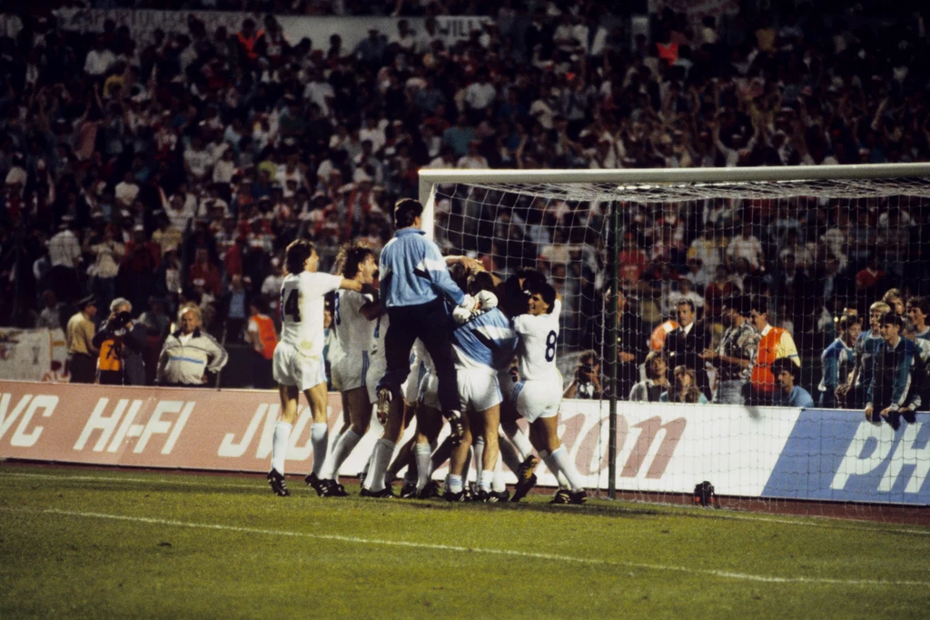 PSV - Benfica, finał Pucharu Mistrzów 1988 - radość klubu z Eindhoven po wygranych rzutach karnych PSV - Benfica, finał Pucharu Mistrzów 1988 - radość klubu z Eindhoven po wygranych rzutach karnych