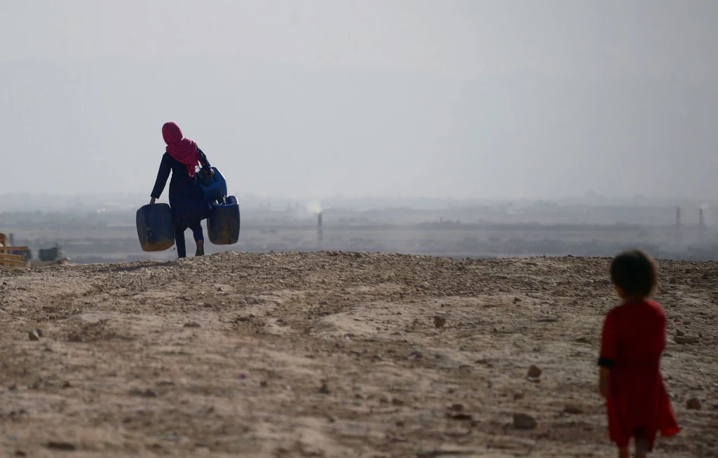 Dziewczyna niosąca wodę we wsi Sakchi pod miastem Mazar-i Szarif. Dwa lata temu region był dotknięty największą suszą od dziesięcioleci.