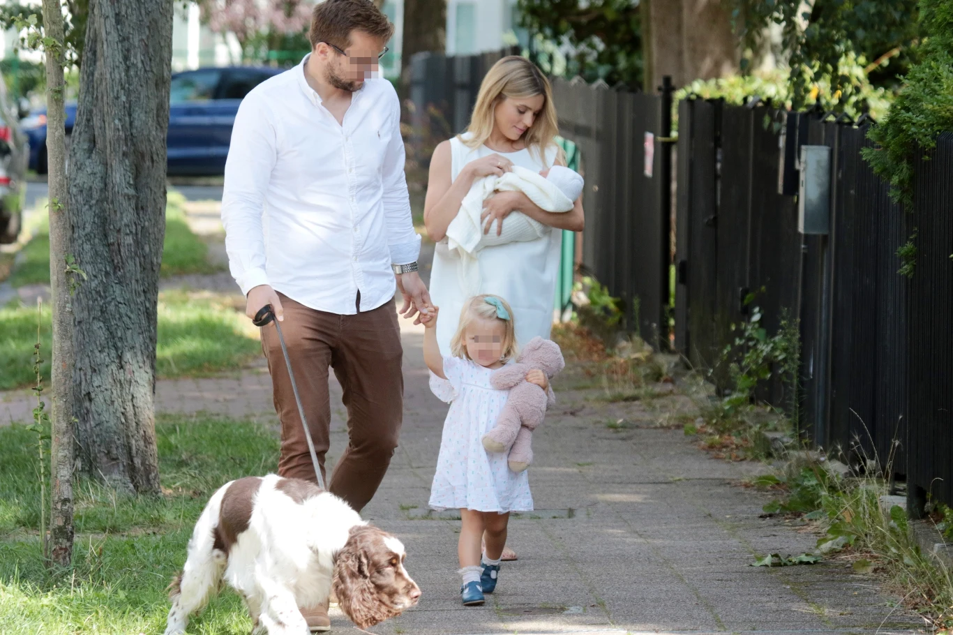 Uwagę już z daleka przykuwała Tuskówna. Blogerka miała na sobie luźną białą sukienkę oraz letnie sandałki.
Uwagę już z daleka przykuwała Tuskówna. Blogerka miała na sobie luźną białą sukienkę oraz letnie sandałki.