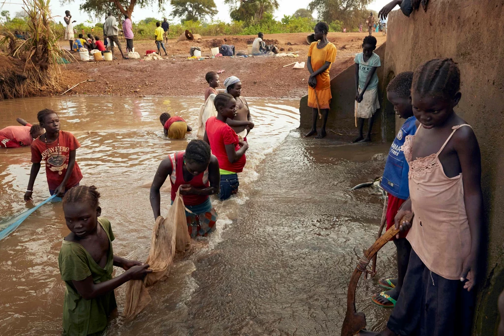 Migranci klimatyczni wraz z lokalnymi mieszkańcami łowiący ryby w Sudanie Południowym. W 2019 r. 420 tys. mieszkańców tego kraju musiało porzucić swoje domostwa z powodu ogromnych powodzi wywołanych intensywnymi deszczami.