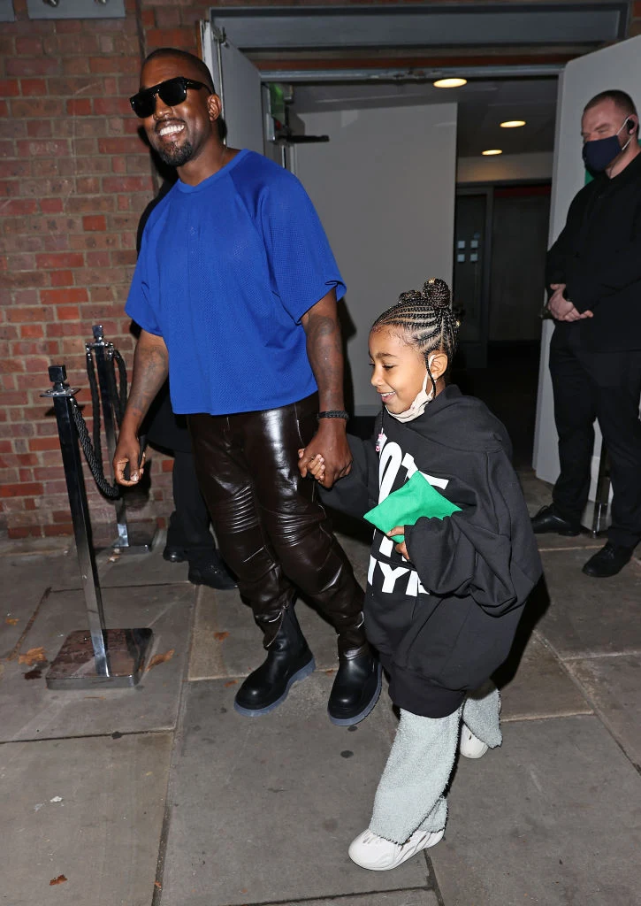 Kanye West z najstarszą córką North. Kanye West z najstarszą córką North.