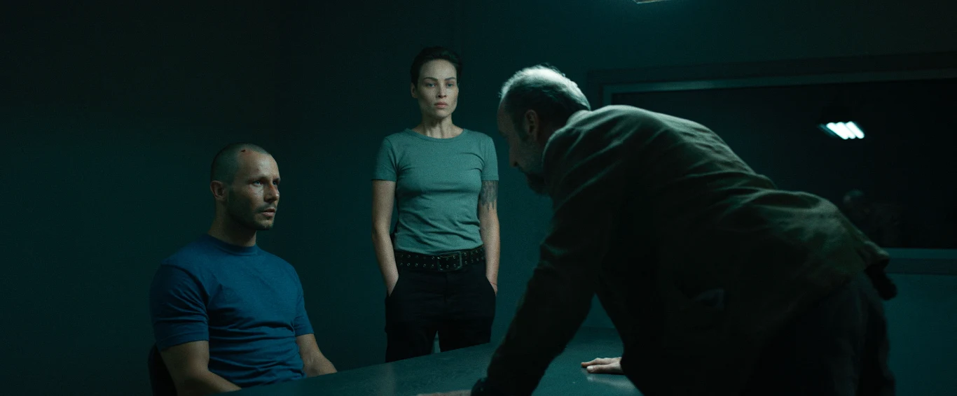 "Trudno jest realizować taki film jak 'Furioza'. To jest spektakularne kino. Bardzo duża obsada, bardzo trudne sceny do zrealizowania i ciągła walka z czasem, żeby to wszystko udało się zrobić jak najlepiej. Niesamowita praca, właściwie to jest chyba taka moja rola marzeń" - podsumowuje Banasiuk.