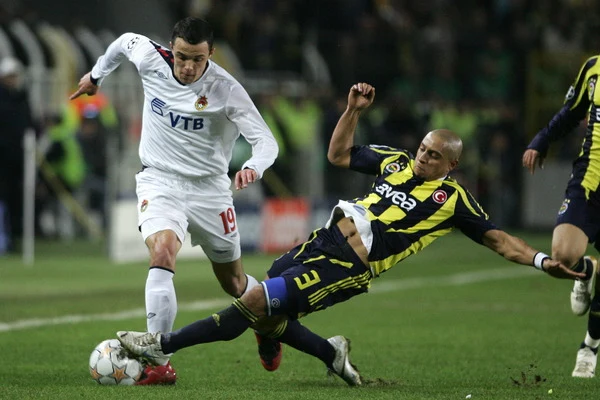 Dawid Janczyk i Roberto Carlos podczas meczu Ligi Mistrzów w Stambule (Fenerbahce - CSKA Moskwa, 2007 rok)