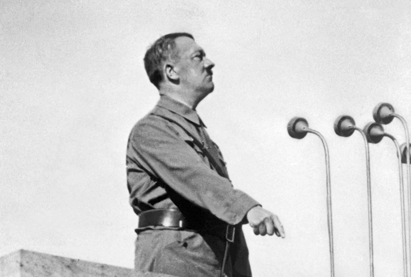 Adolf Hitler Adolf Hitler w mundurze, portret historyczny, zdjęcie czarno-białe.