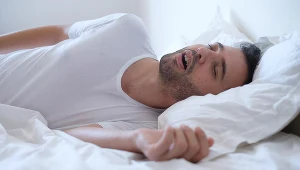 Gośność chrapania może osiągać nawet 90 decybeli. Dla porównania, przeciętny odkurzacz emituje hałas na poziomie około 65 dB