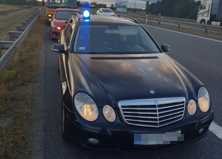 Nieoznakowany Mercedes W211 - to auto pościgowe?