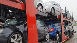 Przewożone auto zabezpieczył... kawałkiem deski